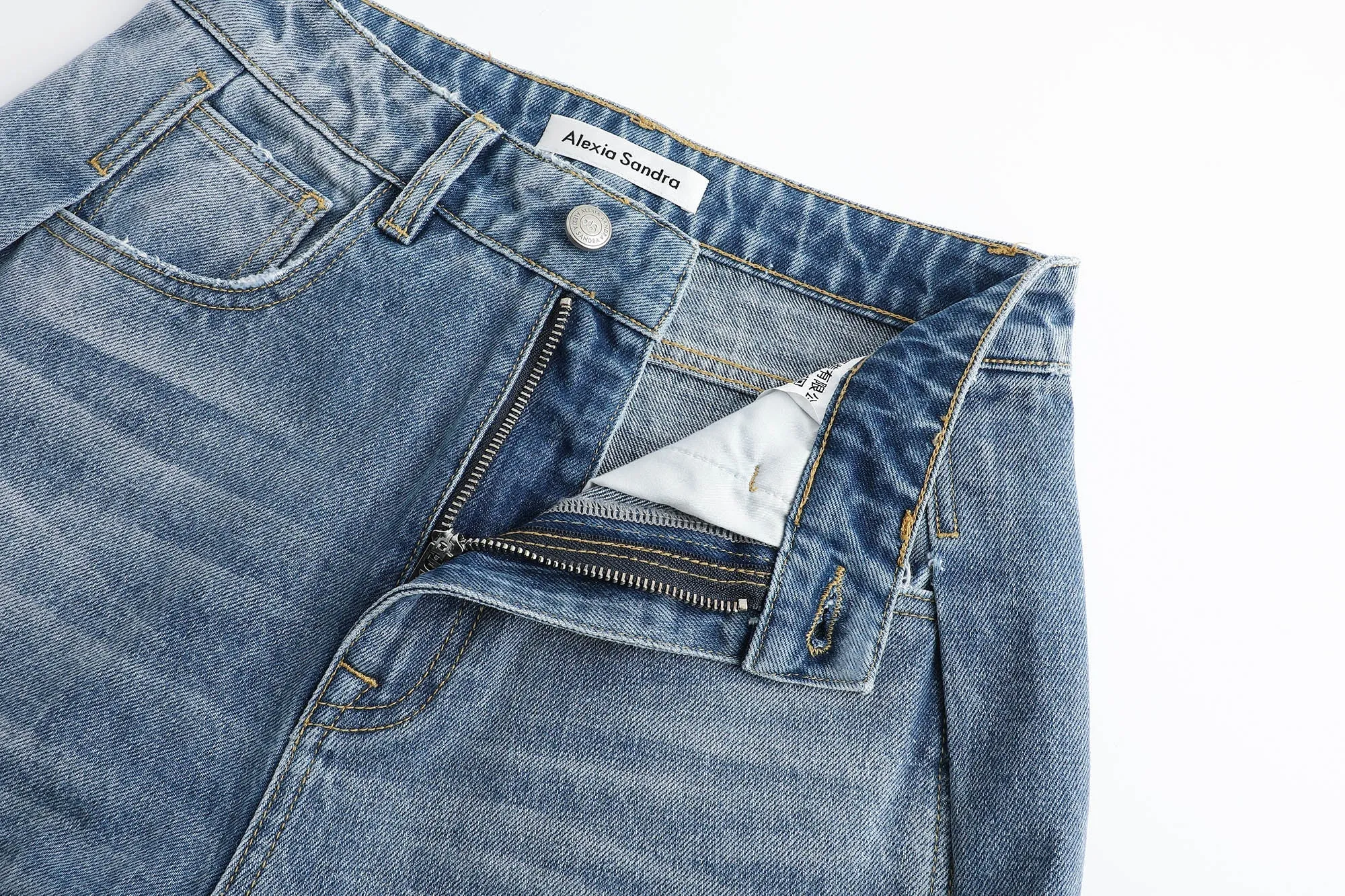 Mid-Rise Boyfriend Jeans in Blue